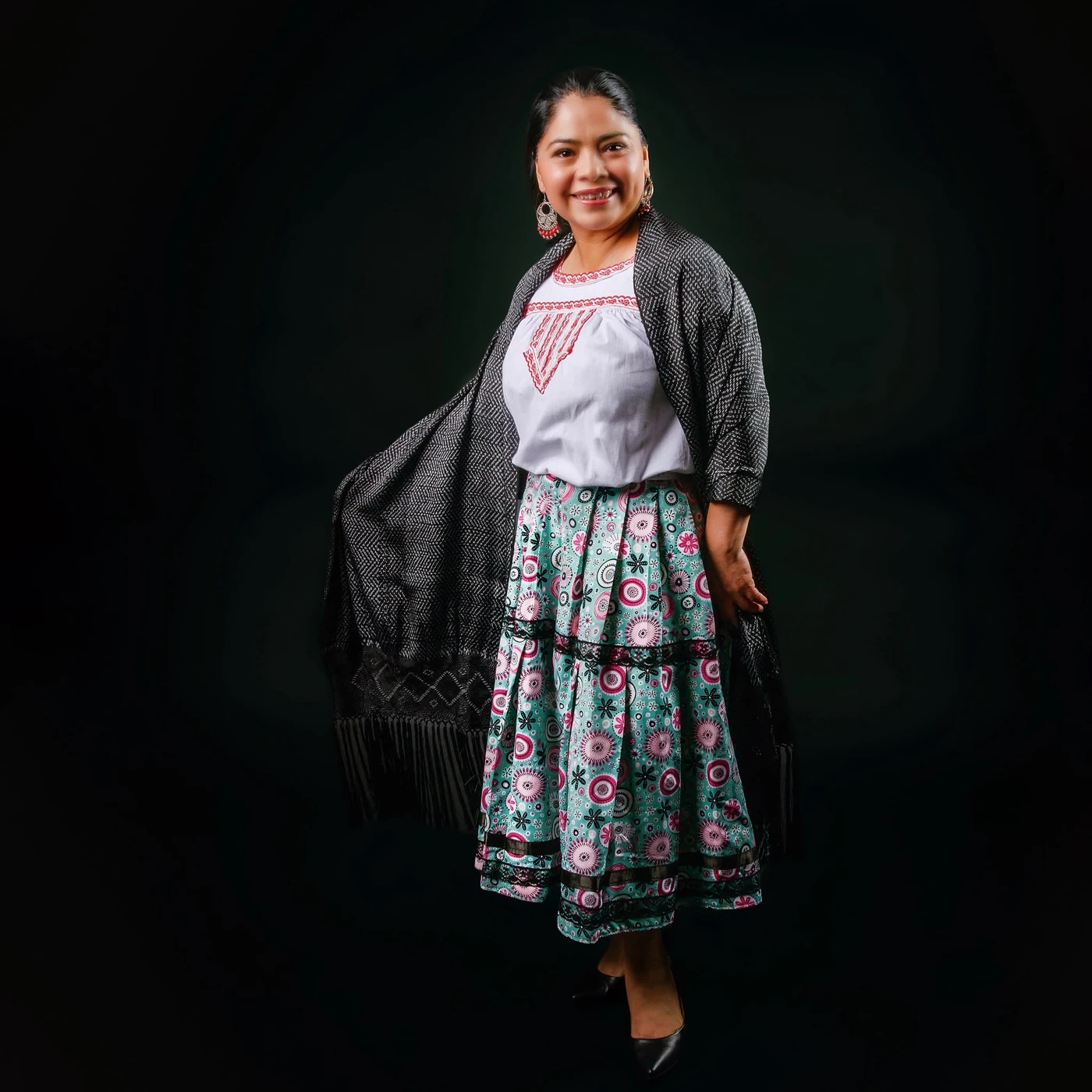 Pina Santiago, fundadora de TIKA, con conjunto artesanal y rebozo oscuro.
